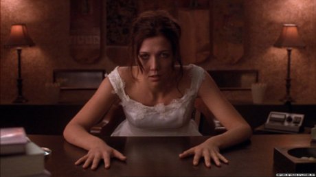 Maggie-in-Secretary-maggie-gyllenhaal-736955_1024_576